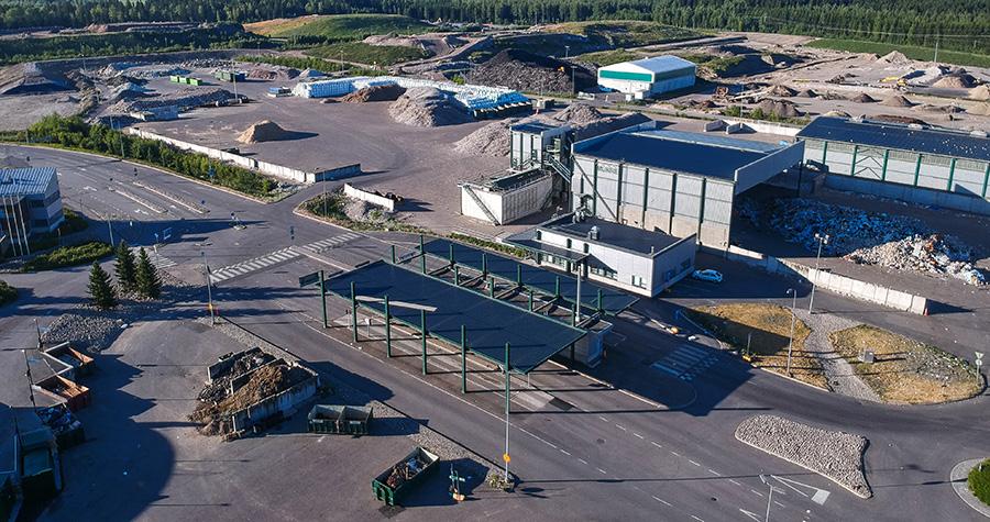 Ilmakuvassa Kujalan jätekeskuksen aluetta, kenttiä, rakennuksia ja jätelavoja.
