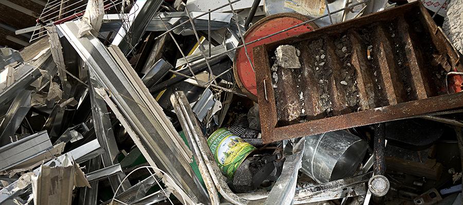 Kuvassa metallijätettä metalliromun keräyslavalla