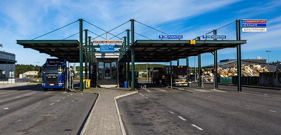 Kuvassa Kujalan jätekeskuksen vaaka rakennus, missä näkyy tulo- ja lähtövaaka ja yksi kuorma-auto asioimassa vaa´alla.